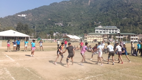 पड्डल मैदान में प्रतियोगिता के लिए जूनियर लड़के और लड़कियों का ट्रायल।