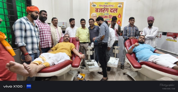 हुतात्मा दिवस पर विश्व हिंदू परिषद एवं बजरंग दल के कार्यकर्ताओं द्वारा स्वैच्छिक रक्तदान करते हुए हुतात्मा दिवस पर विश्व हिंदू परिषद एवं बजरंग दल के कार्यकर्ताओं द्वारा स्वैच्छिक रक्तदान करते हुए