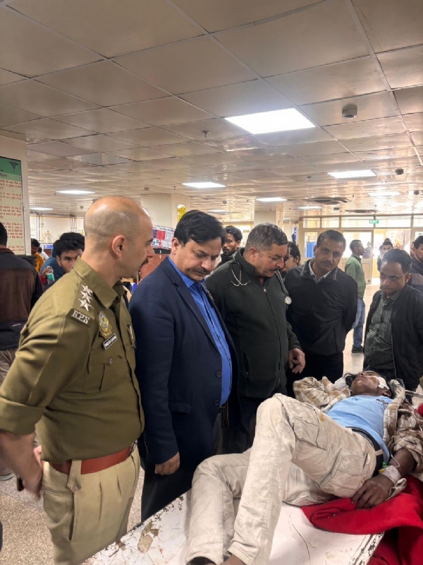 घायलों का कुशल मेष जानते उपायुक्त शिमला अनुपम कश्यप।