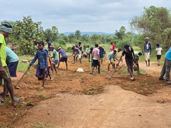 श्रमदान कर सड़क निर्माण कार्य में जुटे ग्रामीण