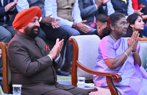 देहरादून के राष्ट्रपति निकेतन में राष्ट्रपति द्रौपदी मुर्मु और राज्यपाल लोकसंगीत का आनंद लेते।