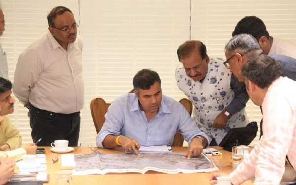 मुनक नहर एलिवेटेड रोड को इंदरलोक से आईएसबीटी कश्मीरी गेट तक बढ़ाने की योजना पर  अधिकारों के साथ चर्चा करते पीडब्ल्यूडी मंत्री प्रवेश साहिब सिंह मुनक नहर एलिवेटेड रोड को इंदरलोक से आईएसबीटी कश्मीरी गेट तक बढ़ाने की योजना पर  अधिकारों के साथ चर्चा करते पीडब्ल्यूडी मंत्री प्रवेश साहिब सिंह