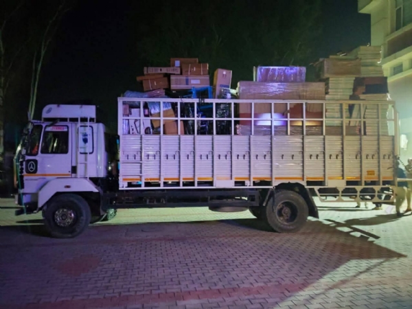 अवैध शराब का ट्रक। अवैध शराब का ट्रक।