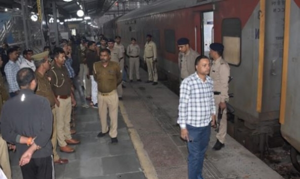 रेलवे स्टेशन पर खड़ी ट्रेन, चेकिंग करते जीआरपी