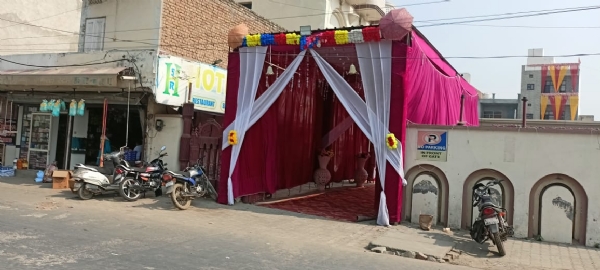 शादी के लिए सजाया गया होटल।