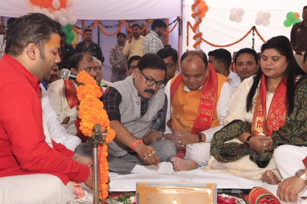 रामगंगा चौबारी मेले का शुभारंभ करते हुए सांसद छत्रपाल गंगवार, महापौर डॉ. उमेश गौतम, जिलाधिकारी अविनाश सिंह, पुलिस अधीक्षक (नगर) मानुष पारीक और अन्य जनप्रतिनिधि। रामगंगा चौबारी मेले का शुभारंभ करते हुए सांसद छत्रपाल गंगवार, महापौर डॉ. उमेश गौतम, जिलाधिकारी अविनाश सिंह, पुलिस अधीक्षक (नगर) मानुष पारीक और अन्य जनप्रतिनिधि।