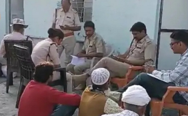 खंडवा जिले में मदरसे में कार्रवाई करती हुई पुलिस खंडवा जिले में मदरसे में कार्रवाई करती हुई पुलिस