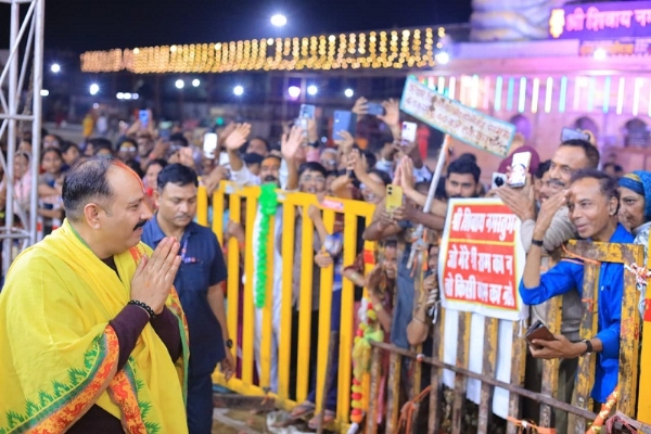 रंग बिरंगी रोशनी से कुबेरेश्वरधाम सराबोर, हजारों की संख्या में पहुंच रहे श्रद्धालु