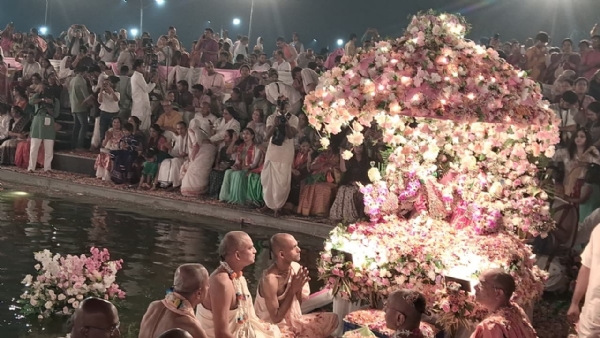 नाैका बिहार करते हुए ठाकुरजी राधा चन्द्र