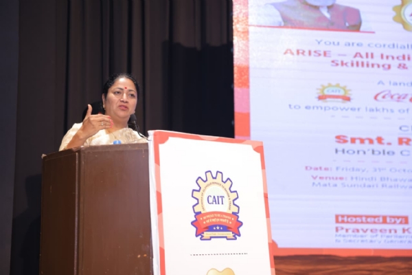 राउज एवेन्यू स्थित हिंदी भवन में शुक्रवार को आयोजित कार्यक्रम को संबोधित करती मुख्यमंत्री रेखा गुप्ता