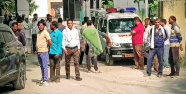 सड़क हादसे में हुई मौत के बाद सिविल अस्पताल में मौजूद परिजन