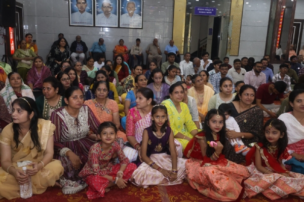 उत्तराखंड के गुजराती परिवार दिवाली मनाते हुए उत्तराखंड के गुजराती परिवार दिवाली मनाते हुए