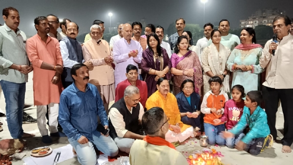 गोमती के  किनारे देव दीपावली मनाते लोग