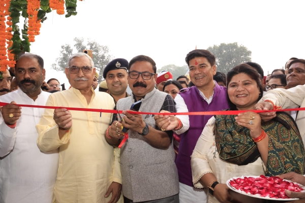 रामगंगा चौबारी मेले का शुभारंभ करते हुए सांसद छत्रपाल गंगवार, महापौर डॉ. उमेश गौतम, जिलाधिकारी अविनाश सिंह, पुलिस अधीक्षक (नगर) मानुष पारीक और अन्य जनप्रतिनिधि। रामगंगा चौबारी मेले का शुभारंभ करते हुए सांसद छत्रपाल गंगवार, महापौर डॉ. उमेश गौतम, जिलाधिकारी अविनाश सिंह, पुलिस अधीक्षक (नगर) मानुष पारीक और अन्य जनप्रतिनिधि।