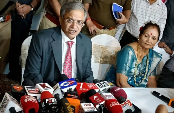 कानपुर में पत्रकारों को संबोधित करते भारत के चीफ इलेक्शन कमिश्नर ज्ञानेश कुमार का छायाचित्र