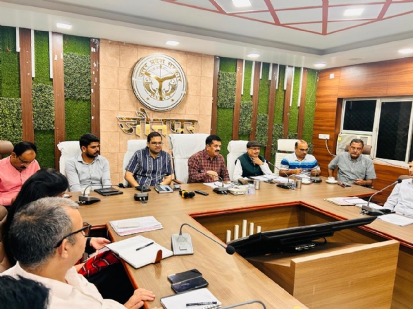 फॉर्मर रजिस्टी को लेकर बैठक लेते हुए डीएम डॉ दिनेश चंद्र सिंह