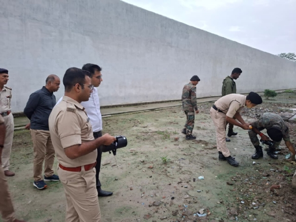 मोतिहारी सेन्ट्रल जेल की जांच करते डीएम व एसपी