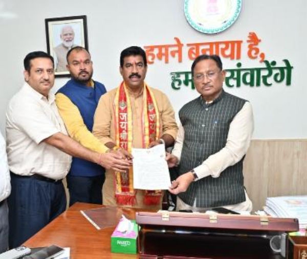 भारतीय जनता पार्टी किसान मोर्चा के प्रदेश अध्यक्ष आलोक सिंह ठाकुर  मुख्यमंत्री विष्णुदेव साय से मुलाकात करते हुए