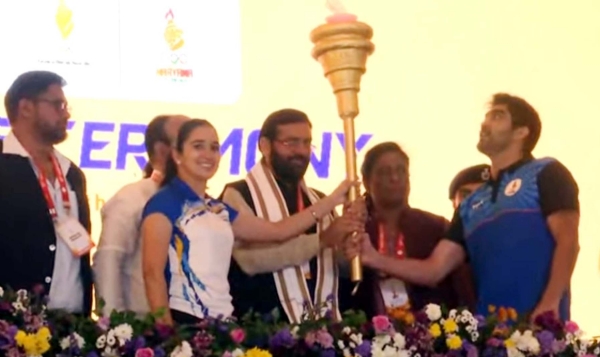 गुरुग्राम में रविवार की रात को स्टेट गेम्स की शुरुआत के अवसर मुख्यमंत्री नायब सिंह सैनी को मशाल भेंट करते ओलंपियन बॉक्सर बिजेंद्र ङ्क्षसह व 2014 के एशियन खेलों में हॉकी में भारत का प्रतिनिधित्व करने वाली मोनिका मलिक। गुरुग्राम में रविवार की रात को स्टेट गेम्स की शुरुआत के अवसर मुख्यमंत्री नायब सिंह सैनी को मशाल भेंट करते ओलंपियन बॉक्सर बिजेंद्र ङ्क्षसह व 2014 के एशियन खेलों में हॉकी में भारत का प्रतिनिधित्व करने वाली मोनिका मलिक।