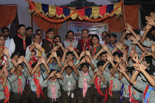 रामगंगा चौबारी मेले का शुभारंभ करते हुए सांसद छत्रपाल गंगवार, महापौर डॉ. उमेश गौतम, जिलाधिकारी अविनाश सिंह, पुलिस अधीक्षक (नगर) मानुष पारीक और अन्य जनप्रतिनिधि। रामगंगा चौबारी मेले का शुभारंभ करते हुए सांसद छत्रपाल गंगवार, महापौर डॉ. उमेश गौतम, जिलाधिकारी अविनाश सिंह, पुलिस अधीक्षक (नगर) मानुष पारीक और अन्य जनप्रतिनिधि।