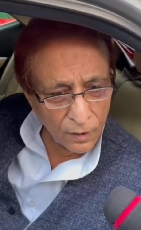 मुरादाबाद में निजी कार्यक्रम में शामिल होने आए सपा नेता मोहम्मद आजम खां पत्रकारों से बातचीत करते हुए। मुरादाबाद में निजी कार्यक्रम में शामिल होने आए सपा नेता मोहम्मद आजम खां पत्रकारों से बातचीत करते हुए।