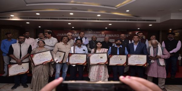 प्रेस क्लब, रांची और आरबीएस वैदिक ट्रस्ट ने पत्रकारों को किया सम्मानित