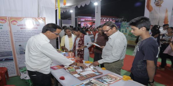 कोरबा : राज्योत्सव में जनसम्पर्क विभाग के स्टॉल में लोगों को मिल रही शासकीय योजनाओं की जानकारी