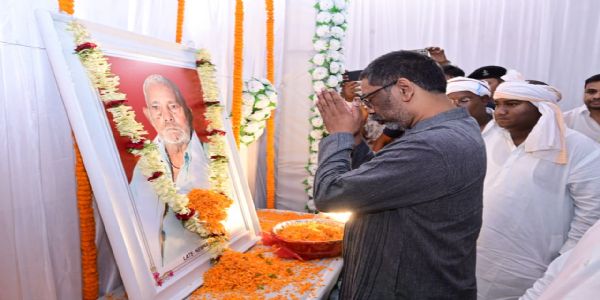 पूर्व मंत्री के पिता के ब्रह्मभोज कार्यक्रम में शामिल हुए मुख्यमंत्री