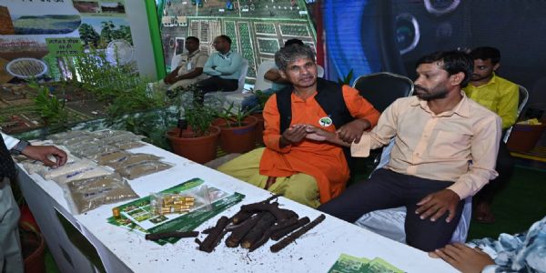 रायपुर : राज्योत्सव में लोग नाड़ी वैद्य से ले रहे प्राकृतिक उपचार की सलाह
