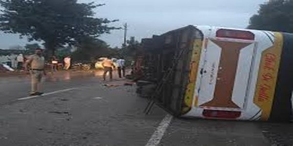 बड़वानी में मवेशी को बचाने के चक्कर में यात्रियों से भरी बस हाईवे पर पलटी, 16 यात्री घायल