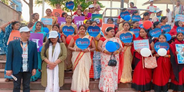 नारायणी किनारे गूंजा लोकतंत्र का संदेश, जनसैलाब ने बढ़ाया लोकतंत्र का मान