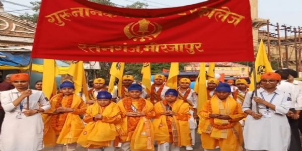 गुरु नानक देव के प्रकाशोत्सव पर भक्ति और वीरता से सराबोर हुई मीरजापुर की शोभायात्रा