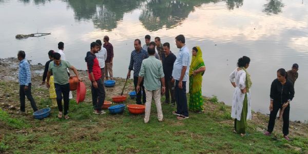 मंदसौर: कार्तिक पूर्णिमा से पहले शिवना योद्धाओं ने बहाया दो घंटा पसीना, किया श्रमदान