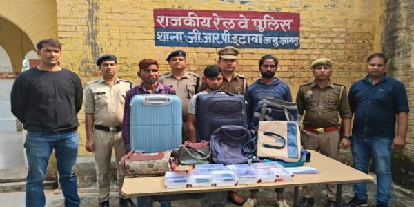 ट्रेन में यात्रियों के सामान की चोरियां करने वाले तीन शातिर चोर गिरफ्तार, सोने चांदी के आभूषण समेत कीमती सामान बरामद