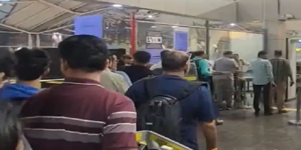 मप्र के इंदौर एयरपोर्ट पर सुबह उमड़ रही भीड़, यात्रियों को हो रहीं दिक्कतें