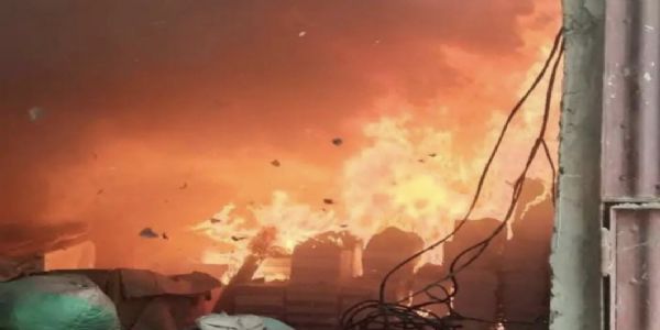 गुवाहाटी के बोरागांव में लगी आग से चार ट्रक जलकर राख