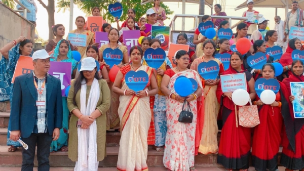 नारायणी किनारे गूंजा लोकतंत्र का संदेश,  जनसैलाब ने बढ़ाया लोकतंत्र का मान नारायणी किनारे गूंजा लोकतंत्र का संदेश,  जनसैलाब ने बढ़ाया लोकतंत्र का मान