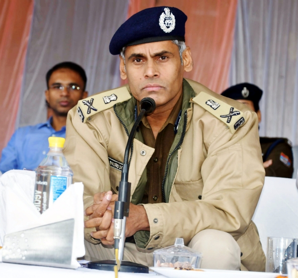 पुलिस कर्मियों को संबोधित करते पुलिस महानिदेशक अपराध एवं कानून व्यवस्था डॉ. वी मुरुगेशन।