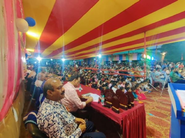 कार्यक्रम में शामिललोग कार्यक्रम में शामिललोग