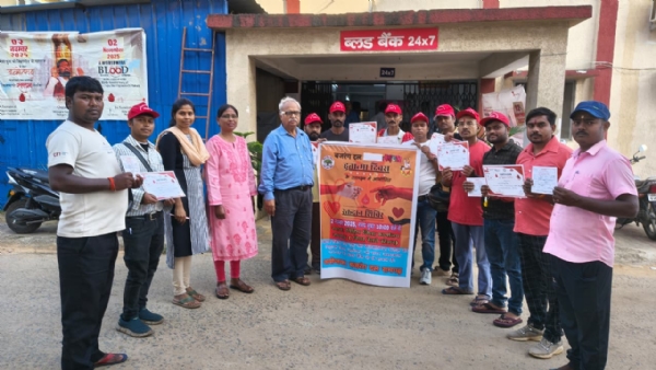 रक्तदान में शामिल लोग