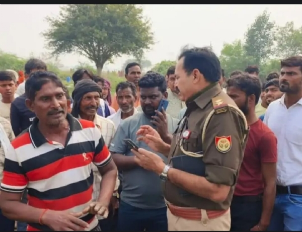 घटनास्थल पर जांच करती पुलिस एवं ग्रामीण