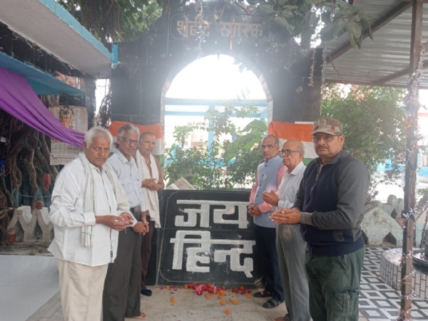 स्वतंत्रता सेनानी उत्तराधिकारी शहीदों को नमन करते हुए