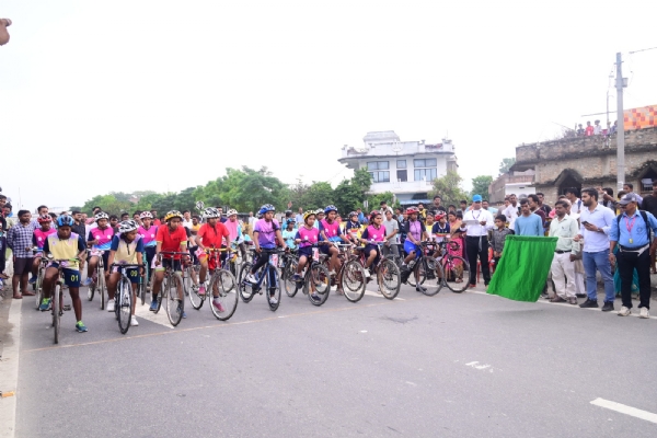 साइकिल रेस भाग लेते प्रतिभागी साइकिल रेस भाग लेते प्रतिभागी