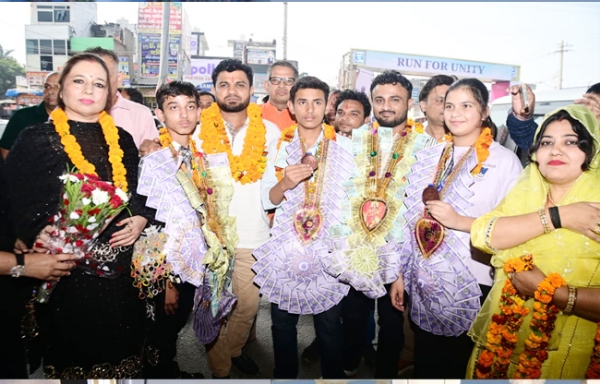 सोनीपत विधायक देवेंद्र कादियान विजेता  खिलाड़ियों व कोच का सम्मान करते हुए