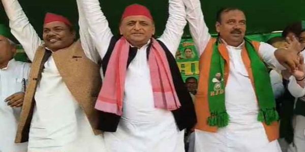 समस्तीपुर में मंच पर अखिलेश यादव मंच पर