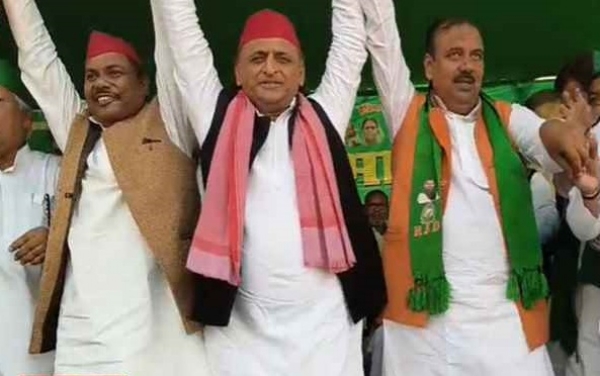 समस्तीपुर में मंच पर अखिलेश यादव मंच पर समस्तीपुर में मंच पर अखिलेश यादव मंच पर