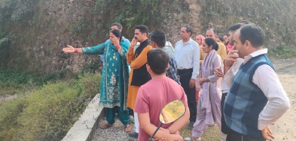 आपका विधायक आपके द्वार कार्यक्रम के दौरान जनसमस्याएं सुनते हुए चंद्रशेखर। आपका विधायक आपके द्वार कार्यक्रम के दौरान जनसमस्याएं सुनते हुए चंद्रशेखर।