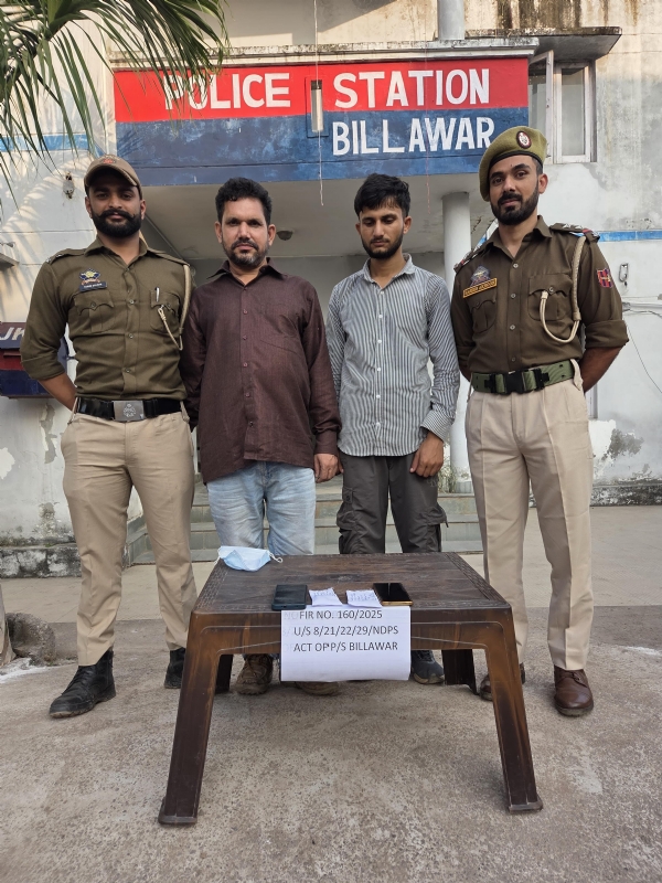 Bilawar police arrested two drug smugglers with 8.18 grams of heroin.