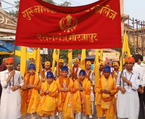 नगर में निकली भव्य शोभायात्रा नगर में निकली भव्य शोभायात्रा