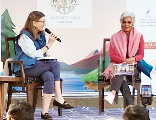 आयोजन में साहित्य-संस्कृति पर वार्ता करते प्रतिभागी।